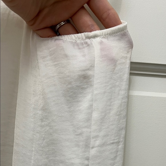 Vince Camuto White Flowy V Neck Sleeveless Blouse - Size XS - Picture 9 of 15